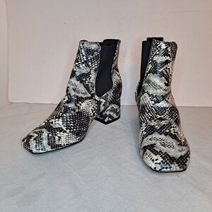 Boohoo Snake Print Chelsea Boots Women's 6 Black White Faux Leather Square Toe